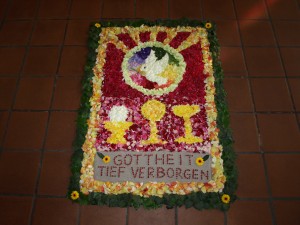 Unser diesjähriger Blumenteppich in der Kirche